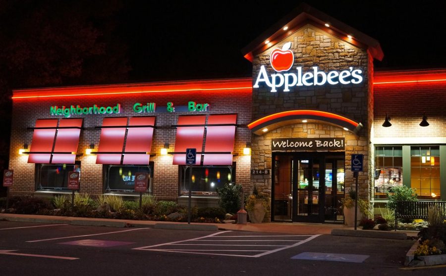 photo via https://commons.wikimedia.org/wiki/File:Applebee%27s_night_view.jpg under the creative commons licence