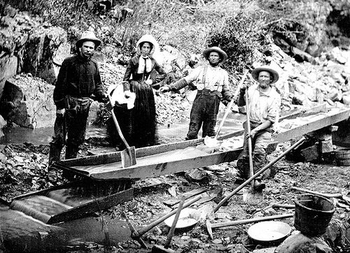 Photo via  https://commons.m.wikimedia.org/wiki/File:1850_Woman_and_Men_in_California_Gold_Rush.jpg Under the Creative Commons License 