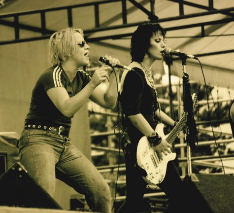 Joan Jett tops the charts with her song “I Love Rock ‘n’ Roll”