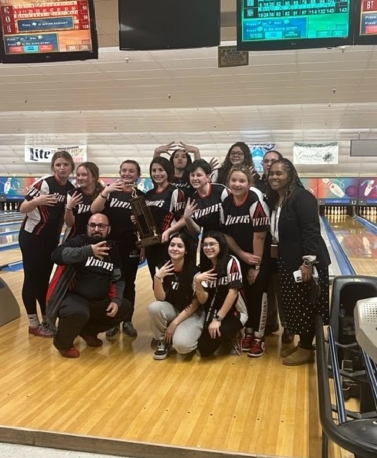 GREAT+JOB+GIRLS%3A+Girls+bowling+team+puts+up+4+fingers+for+their+4th+straight+bowling+championship%0A