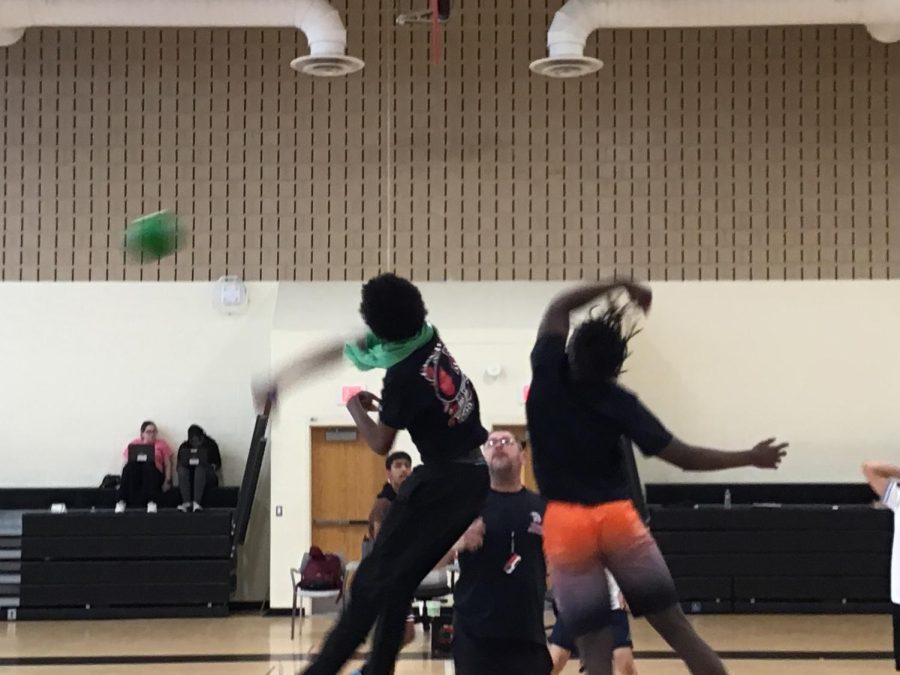 WMS GYM : Breezy and Idris fight for the ball in speedball
