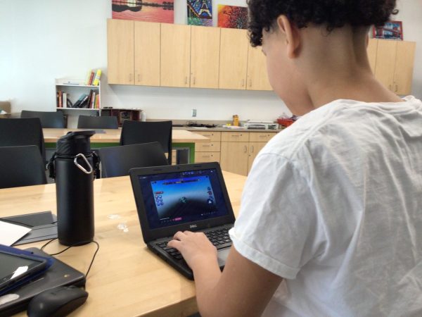 A student at WMS plays Roblox