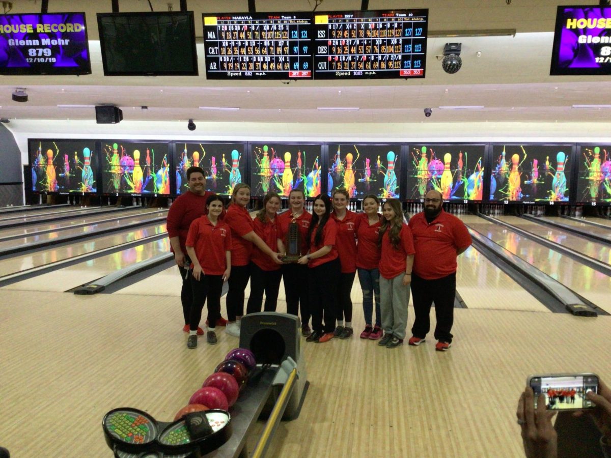 WMS+girls+bowling+team+with+their+trophy.