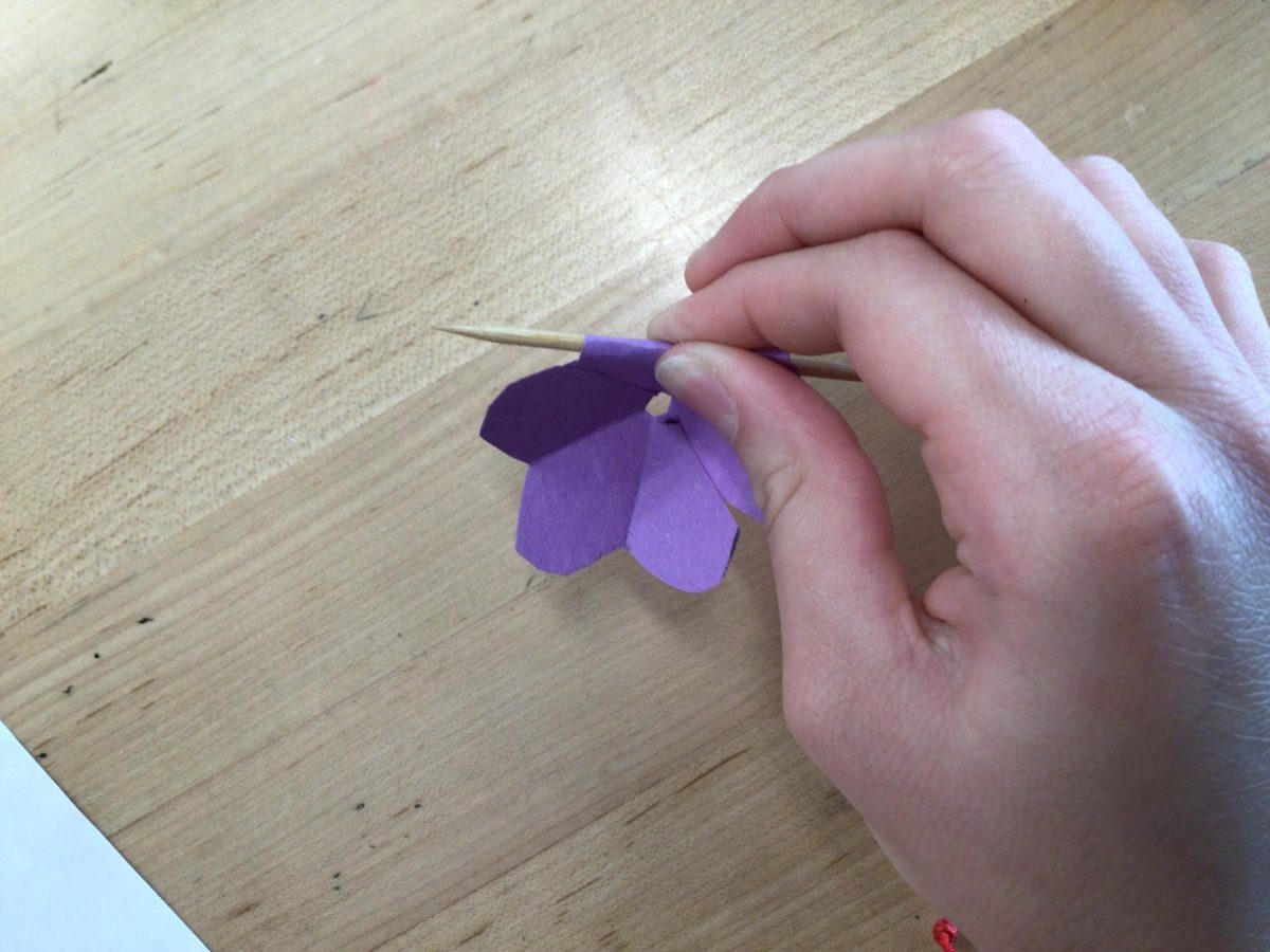Step 10:
Use the skewer to curl out the petals.
Repeat this with the rest of the petals and flowers.

Hand Model: Adrianna Boniela